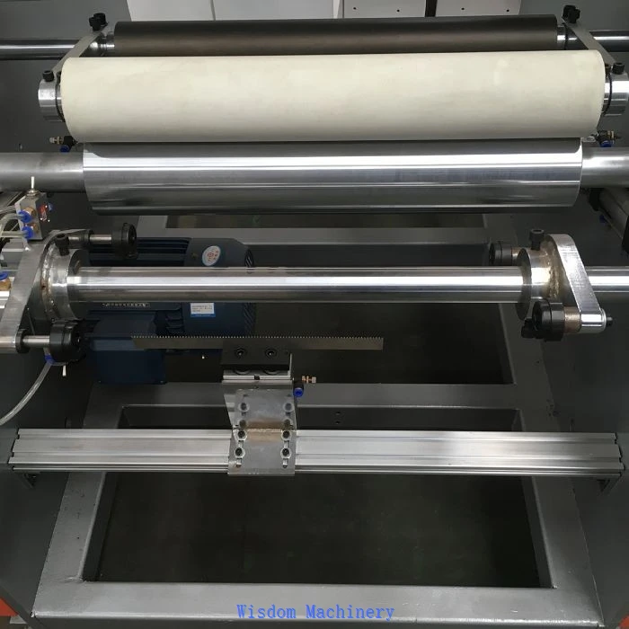 Máquina rebobinadora e cortadora de filme extensível